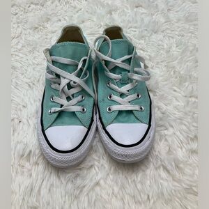 Converse    Size 6
Aqua color preowned in good condition.